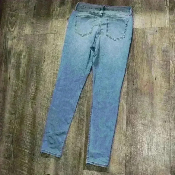 Old Navy Woman’s jeans size 6 - Picture 3 of 4